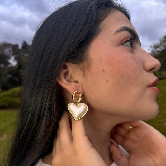aretes perlados elegantes mujer look sofisticado